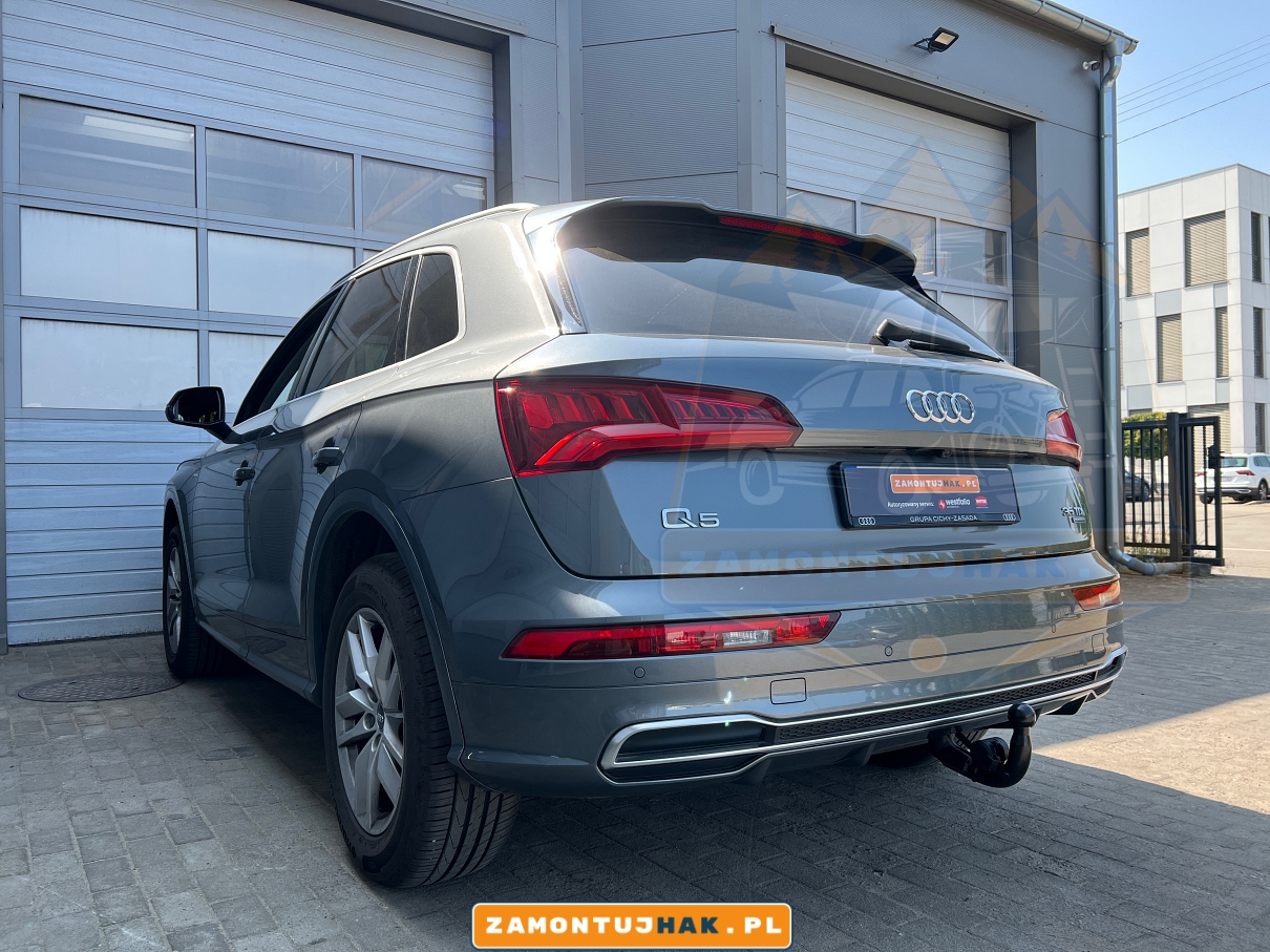 Zdjęcie Audi Q5 2020 z profesjonalnie zamontowanym hakiem holowniczym Westfalia - gotowy do przewozu przyczep i ładunków